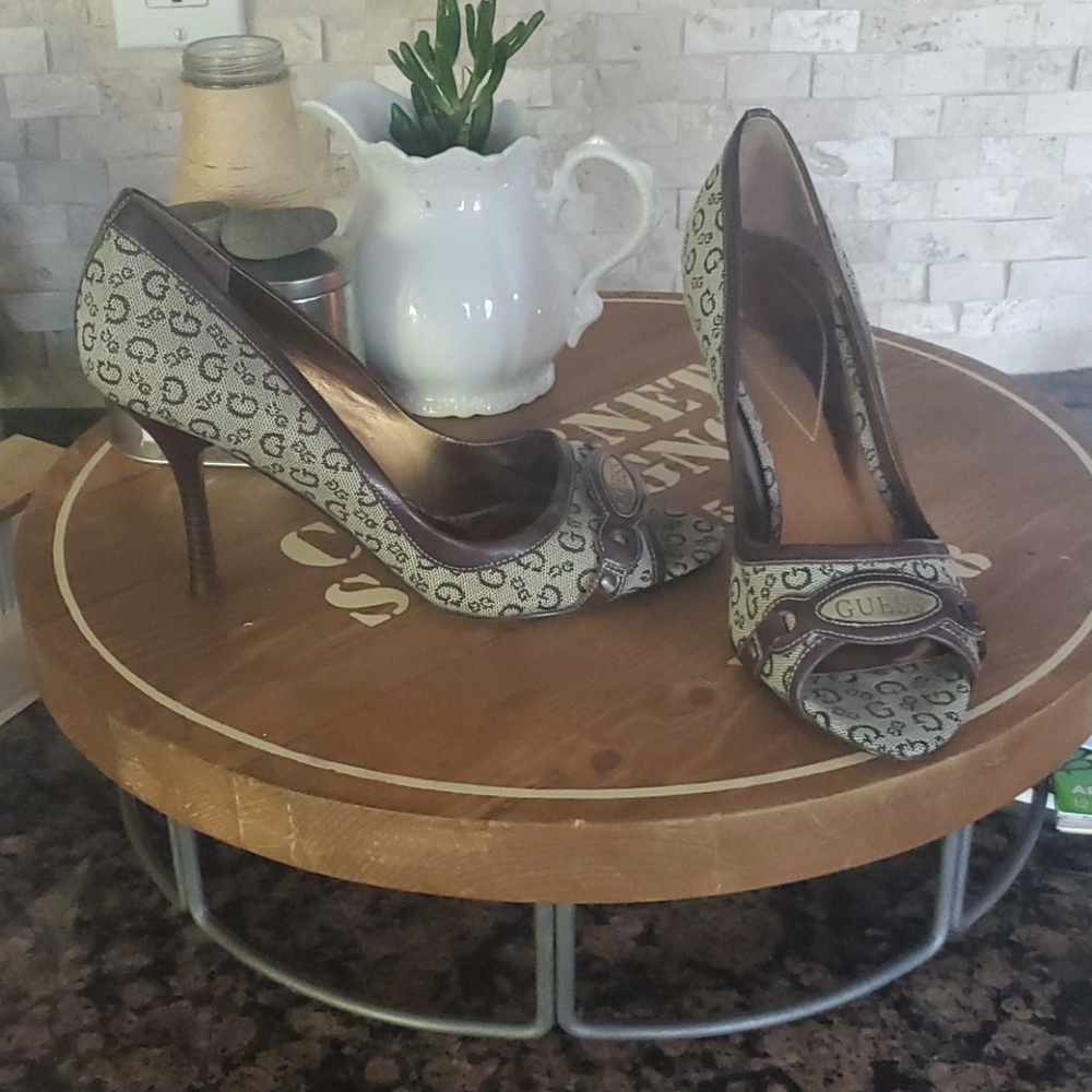 Guess logo peep toes Sz. 8.5